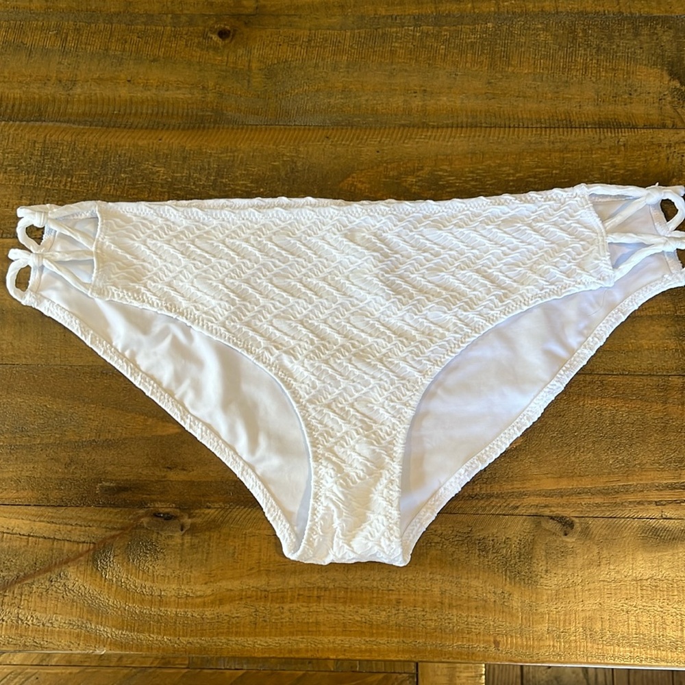H&M White Textured Bikini Bottom Size 12